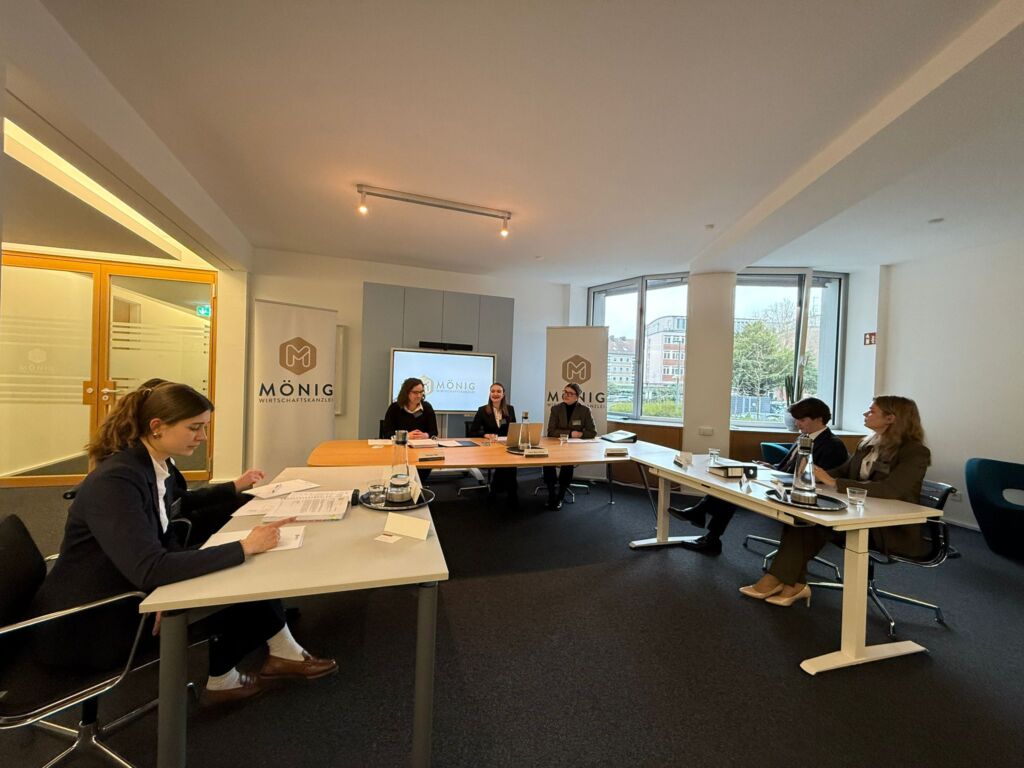 MOOT COURT TEAMS BIELEFELD UND OSNABRÜCK ZU GAST BEI MÖNIG